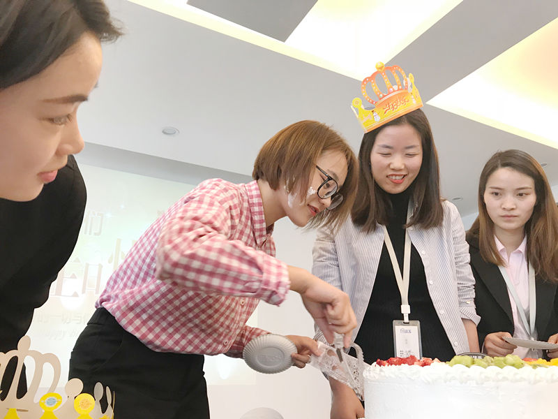 【4月生日會】業務很硬核，而我們只是甜美小公舉